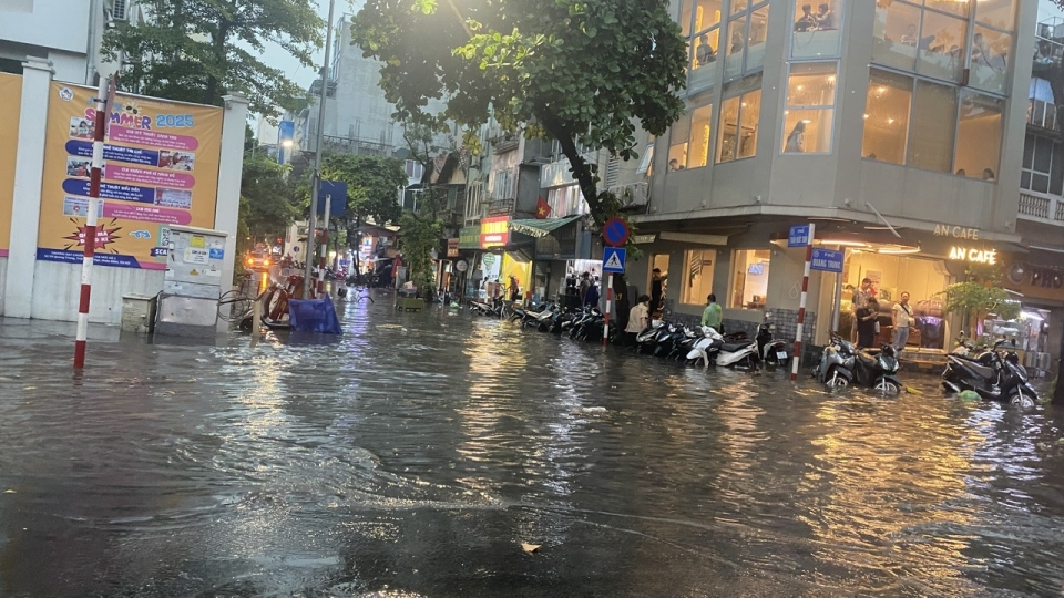 Hàng loạt tuyến phố ở Hà Nội ngập nặng sau trận mưa lớn