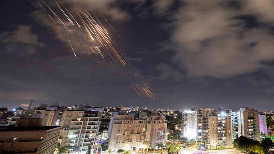he_thong_ten_lua_phong_thu_iron_dome_cua_israel_dang_danh_chan_ten_lua_phong_tu_iran.png