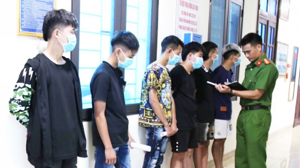 Triệu tập 20 thanh thiếu niên hỗn chiến, cướp tài sản lúc rạng sáng