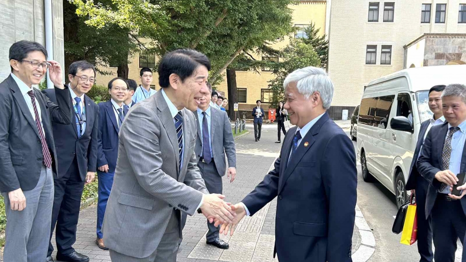 hieu_truong_dai_hoc_khoa_hoc_tokyo_ohtake_naoto_va_ban_lanh_dao_nha_truong_hoan_nghenh_ong_do_van_chien_va_doan_viet_nam_anh_vov_tokyo.jpg