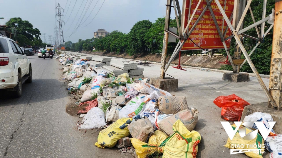 “Bịt mũi” đi học, “né rác” đi làm: Hà Nội có bất lực trước rác thải và phế thải?