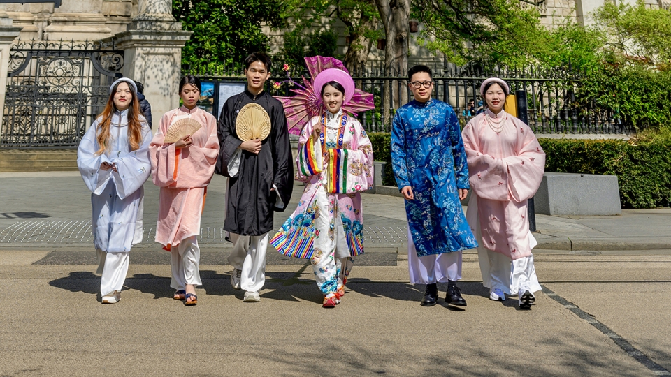 Việt phục thướt tha trên phố London: Khoảnh khắc đẹp và đầy tự hào