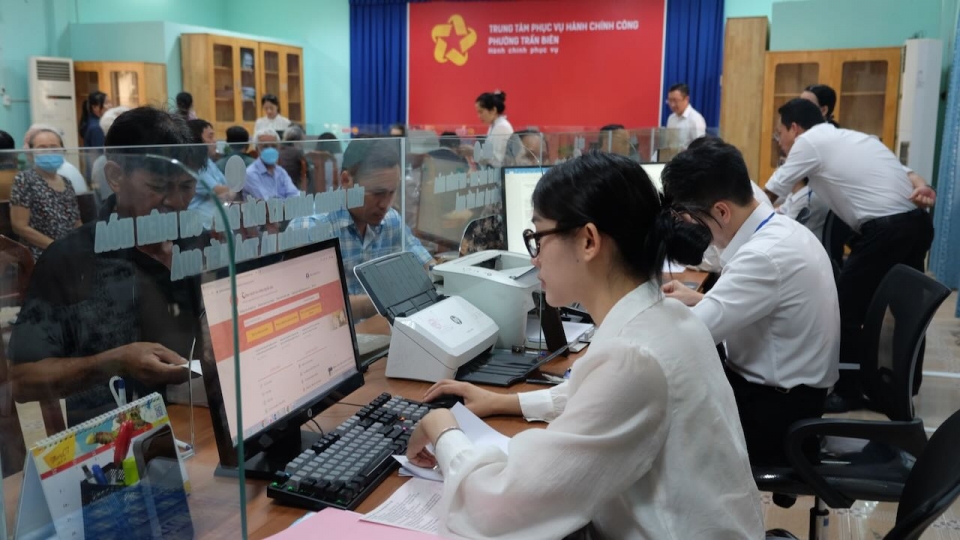 khong_khi_lam_viec_cua_can_bo_phuong_tran_bien_rat_nghiem_tuc_khan_truong_anh_duy_phuong.jpeg