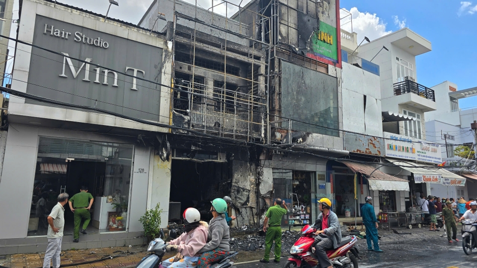 Cháy lớn thiêu rụi cửa hàng điện thoại tại Cần Thơ