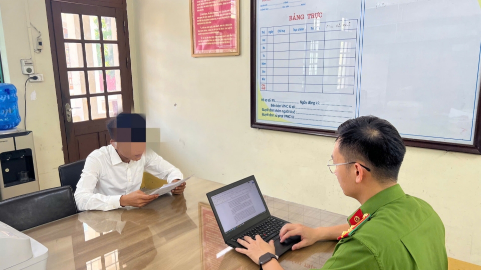 Công an thông tin chính thức về vụ xé tiền trên xe taxi ở Quảng Ninh