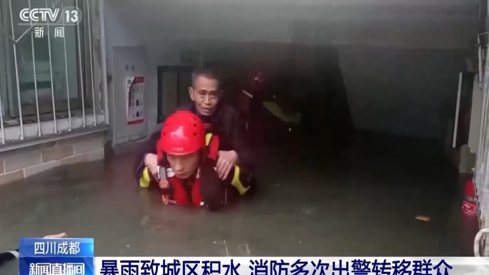 mot_linh_cuu_hoa_dang_di_doi_nguoi_dan_trong_tran_mua_lon_o_thanh_do_tu_xuyen_mien_tay_nam_trung_quoc_anh_cctv_20250716073151.jpeg