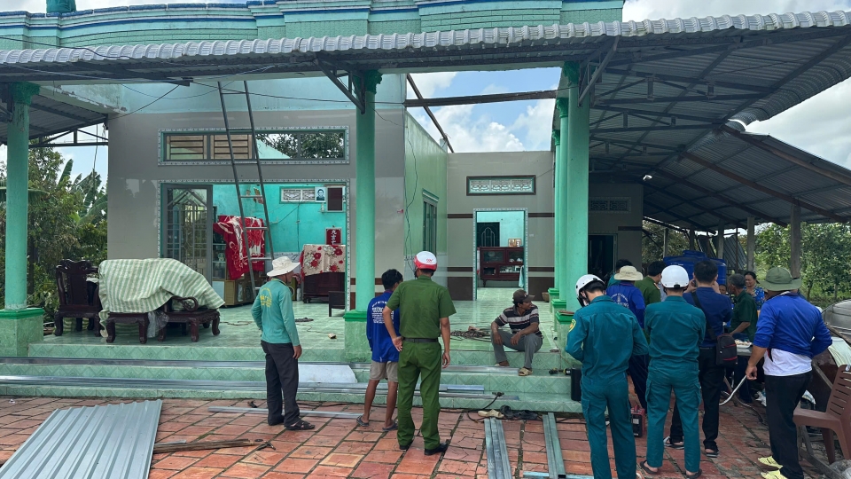 Mưa lớn kèm theo dông lốc làm tốc mái nhiều nhà dân ở Cần Thơ