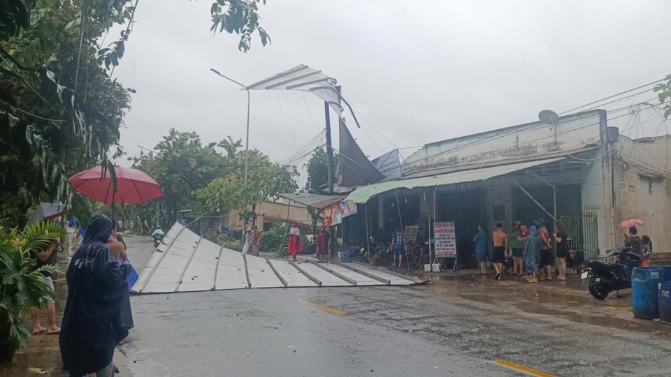Cây xanh ngã đổ, nhà tốc mái do mưa gió tại Đồng Nai