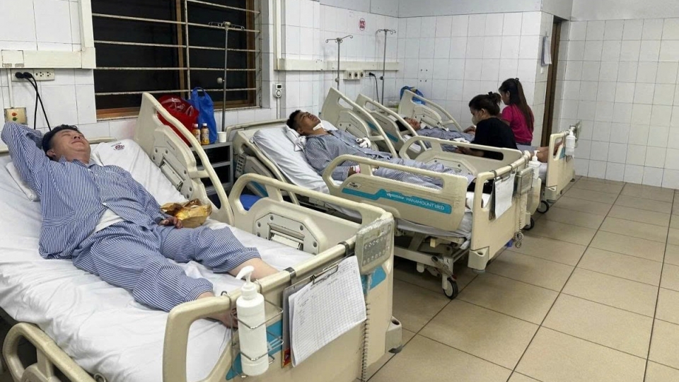 Bộ Y tế yêu cầu huy động tối đa lực lượng cứu chữa nạn nhân vụ lật tàu ở Hạ Long