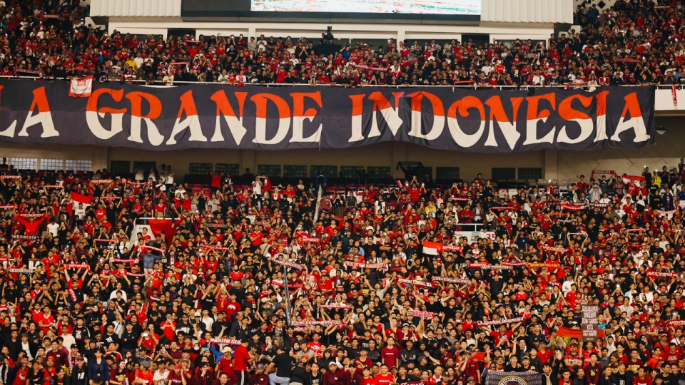 nguoi_ham_mo_bong_da_indonesia_deu_do_don_ve_san_van_dong_gelora_bung_karno_voi_hy_vong_doi_.jpg