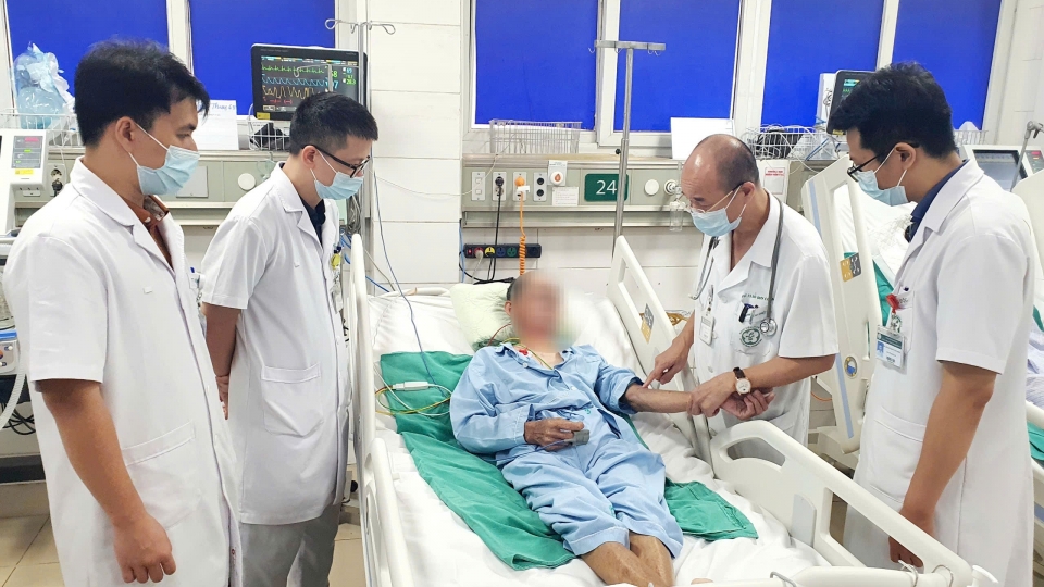 Sức khỏe các bệnh nhân trong vụ ăn tiết canh ở Hưng Yên giờ ra sao?
