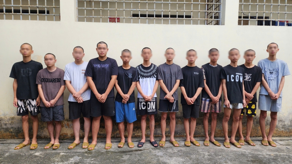 Nhóm thiếu niên phóng xe, hò hét rồi vô cớ đánh người đi đường