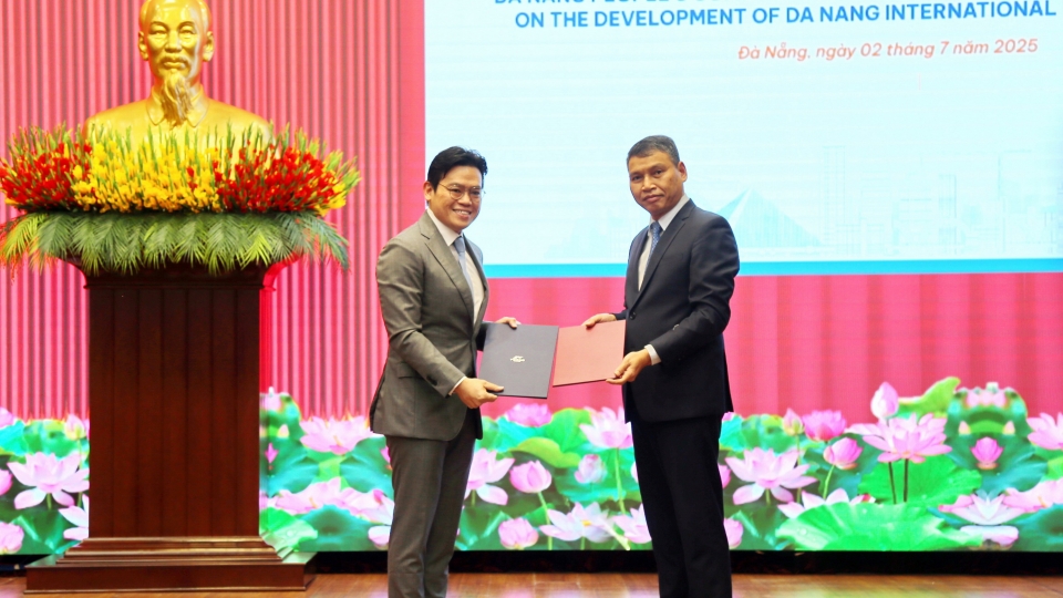 ong_ho_ky_minh_pho_chu_tich_thuong_truc_ubnd_thanh_pho_da_nang_va_ong_andy_khoo_tong_giam_doc_tap_doan_teme_holdings_pte._ltd_singapore_trao_bien_ban_ghi_nho_hop_tac.jpg