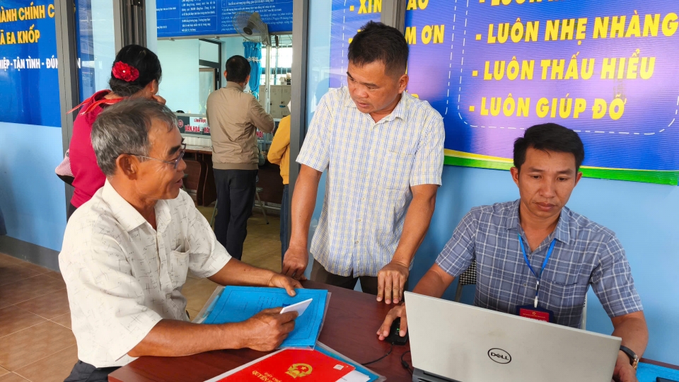 ong_nguyen_nhu_hieu_dung_cung_can_bo_trung_tam_phuc_vu_hanh_chinh_cong_xa_ea_knop_ho_tro_nguoi_dan_toi_lam_thu_tuc.jpg