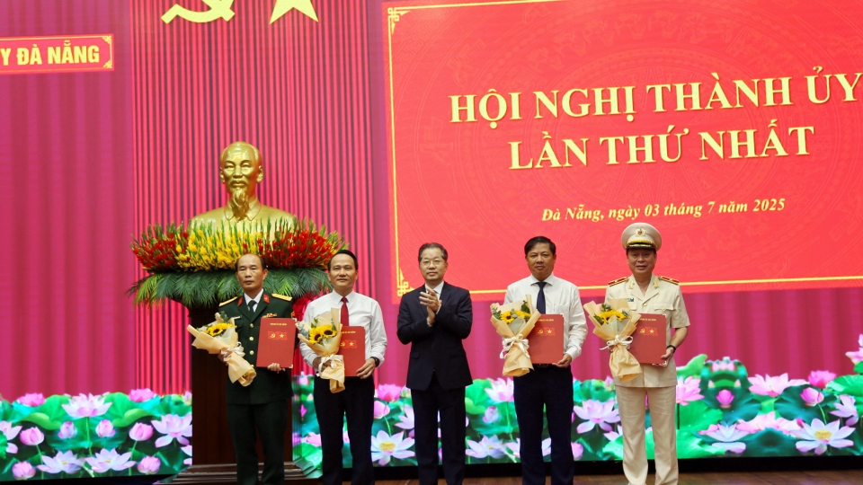ong_nguyen_van_quang_bi_thu_thanh_uy_da_nang_trao_quyet_dinh_va_tang_hoa_chuc_mung_cac_nhan_su_duoc_chi_dinh_giu_chuc_vu_bi_thu_cac_dang_bo_vua_duoc_thanh_lap.jpg