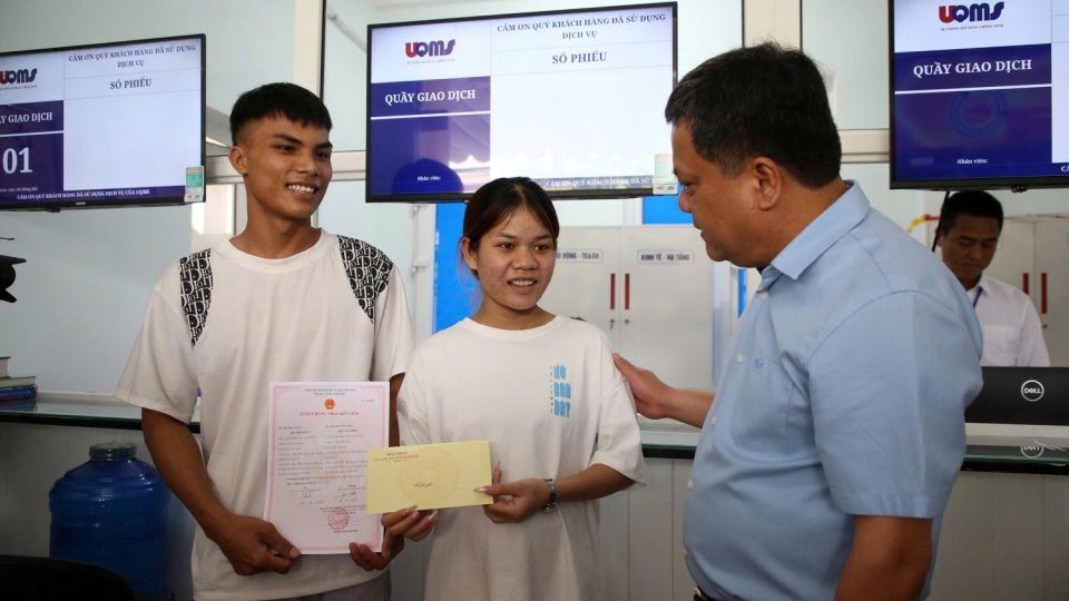 ong_tran_phong_chu_tich_ubnd_tinh_quang_tri_dai_dien_chinh_quyen_trao_giay_dang_ky_ket_hon_va_tang_qua_tang_qua_chuc_mung_hanh_phuc_2_vo_chong.jpg