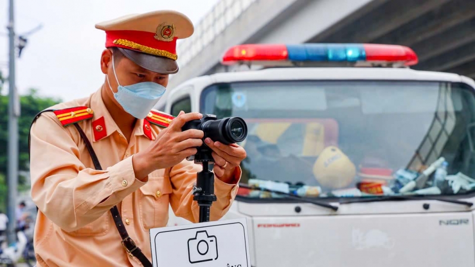 CSGT Hà Nội ghi hình xử lý người đi sai làn đường Phạm Văn Đồng