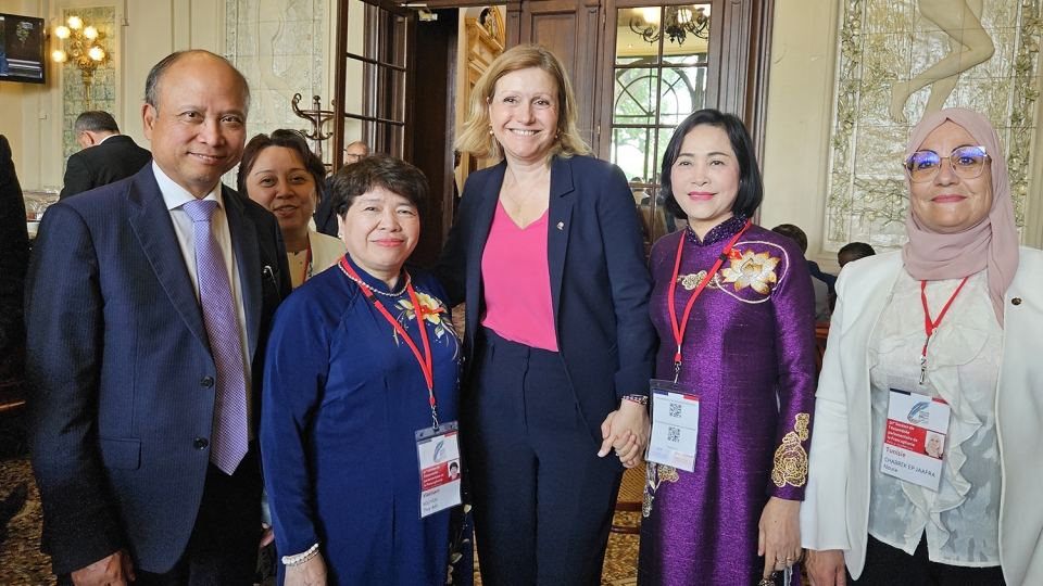 pho_chu_tich_quoc_hoi_nguyen_thi_thanh_gap_chu_tich_quoc_hoi_phap_yael_braun-pivet_-_anh_anh_tuan_vov.jpg