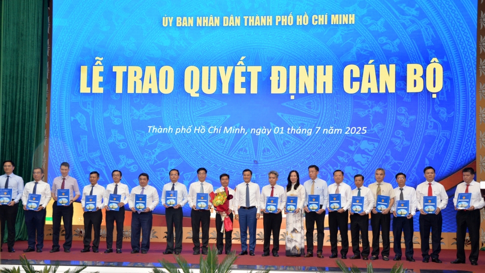pho_chu_tich_ubnd_tp.hcm_bui_xuan_cuong_trao_quyet_dinh_cho_cac_pho_giam_doc_so_xay_dung.jpg