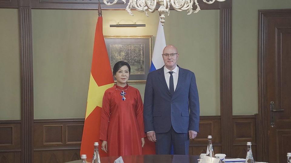 phu_nhan_ngo_phuong_ly_chup_anh_luu_niem_voi_pho_thu_tuong_nga_dmitry_nikolayevich_chernyshenko.jpg
