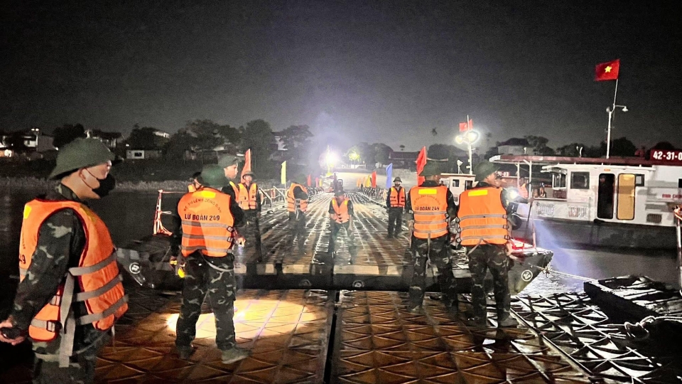 Lữ đoàn 249 Binh chùng Công binh bắc lại cầu phao Phong Châu trong đêm