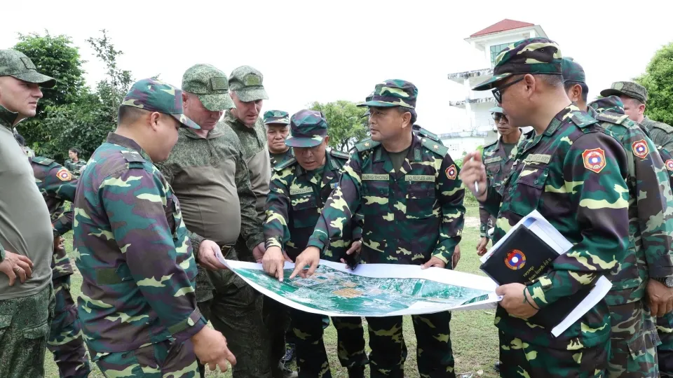 quan_doi_hai_nuoc_lao_va_nga_dang_trao_doi_thao_luan_de_thong_nhat_cac_noi_dung_cuoc_tap_tran._nguon_bao_quan_doi_nhan_dan_lao.jpg