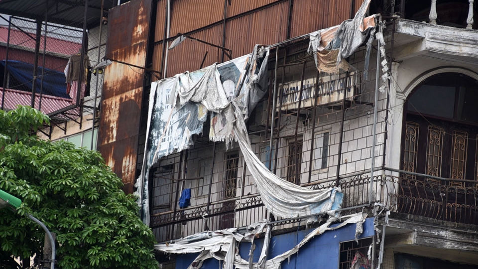 Biển quảng cáo mục nát gây nguy hiểm, nhếch nhác không gian đô thị Hà Nội