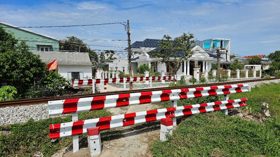 rao_chan_cac_loi_di_tu_mo_tren_duong_sat_qua_phuong.jpg