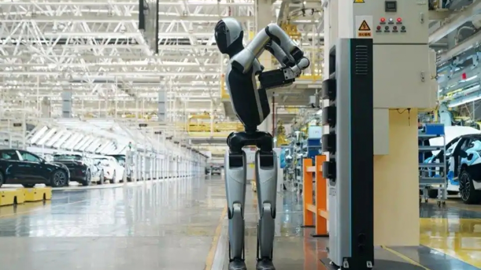 Trung Quốc ra mắt hệ thống giúp robot hình người tự thay pin đầu tiên trên thế giới