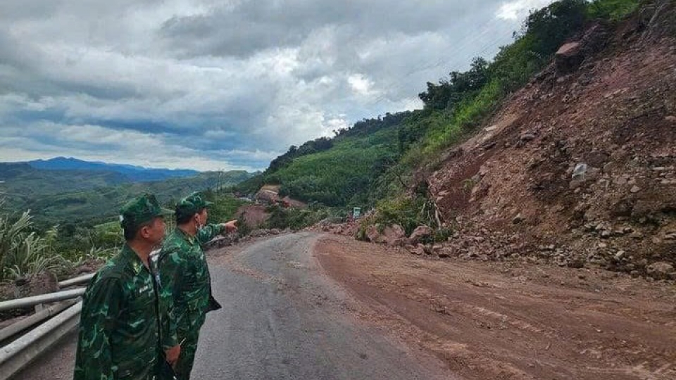 Đất đá sạt lở tràn xuống Quốc lộ 15D, đường lên cửa khẩu quốc tế La Lay tê liệt