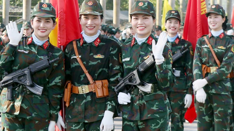 Những “bông hồng thép” trên thao trường tập luyện diễu binh
