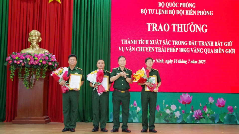 thieu_tuong_tran_ngoc_huu_pho_tu_lenh_bo_doi_bien_phong_viet_nam_trao_khen_thuong_cua_ban_chi_dao_1389_bo_quoc_phong_cho_cac_tap_the_le_quan.jpg