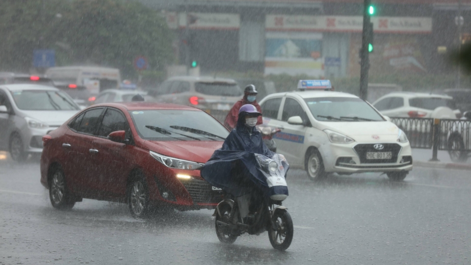 Thời tiết hôm nay 16/7: Miền Bắc và miền Trung nắng nóng, chiều tối có mưa rào