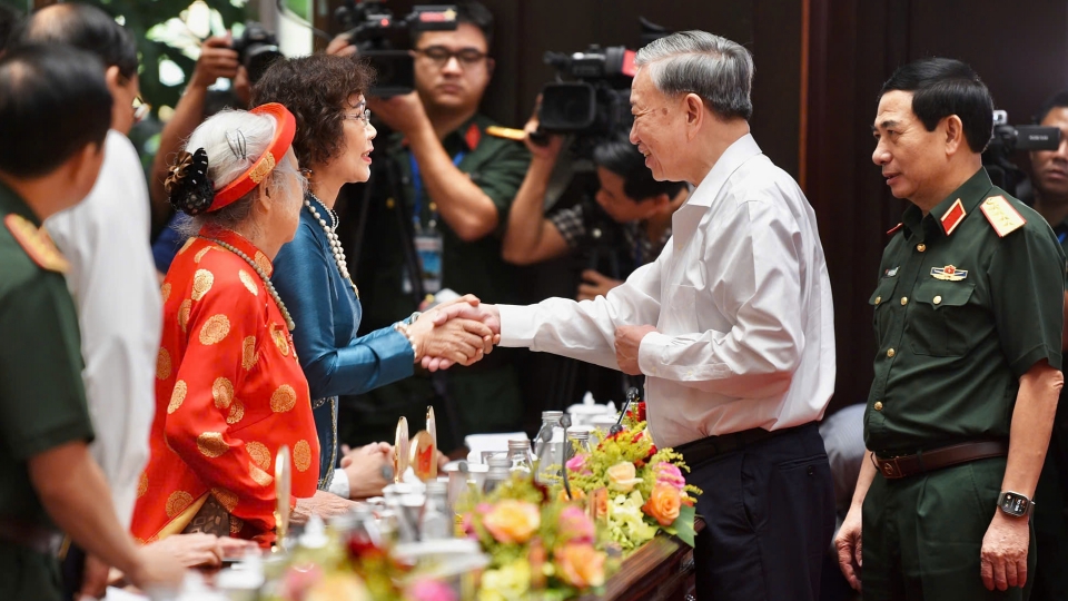 tong bi thu gap lao thanh cach mang.jpg
