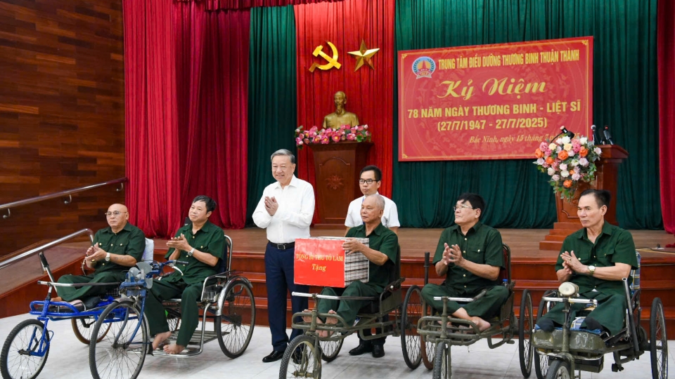 tong_bi_thu_to_lam_tang_qua_tri_an_cac_bac_thuong_benh_binh_2.jpg