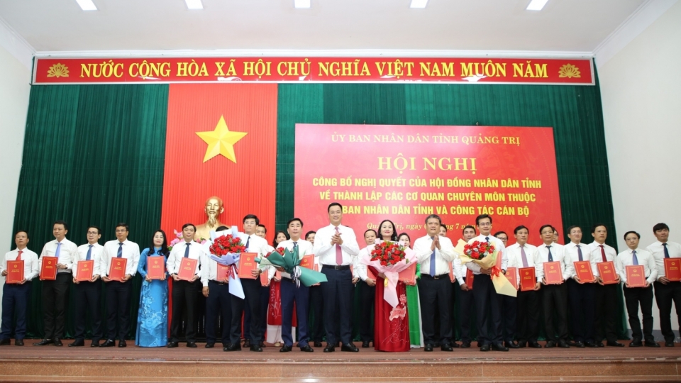 trao_quyet_dinh_bo_nhiem_cac_lanh_dao_so_ban_nganh_ubnd_tinh_quang_tri_moi.jpg