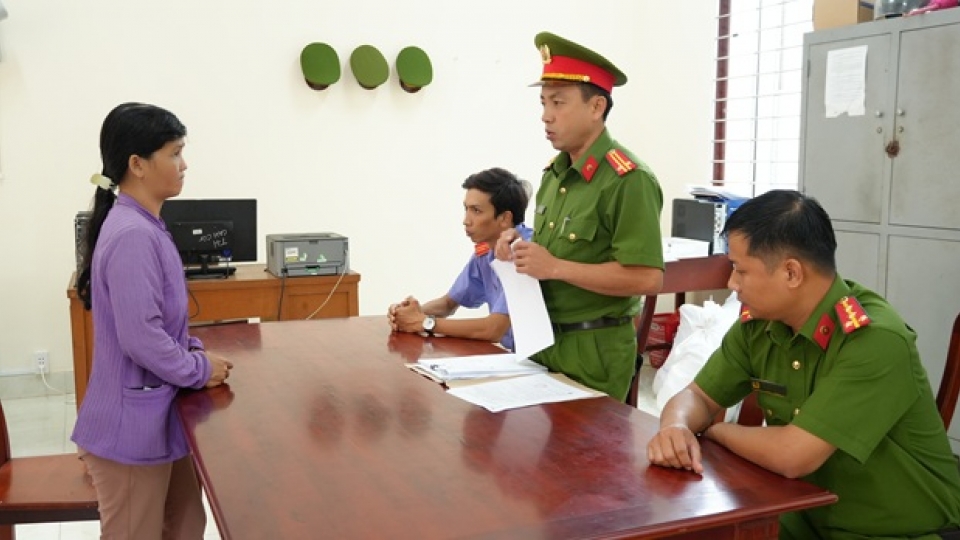 Người mẹ lợi dụng con trai làm "bình phong" để trộm cắp