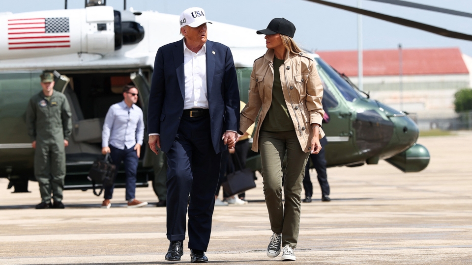 Tổng thống Mỹ Donald Trump thị sát vùng lũ lụt Texas