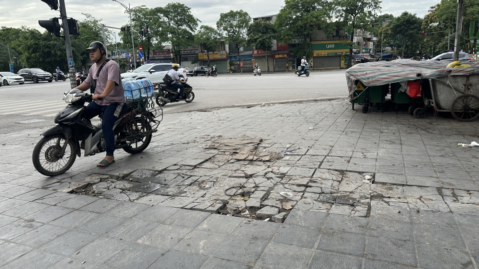 Vỉa hè ở Hà Nội nát bươm vì bị bỏ mặc không được sửa chữa kịp thời