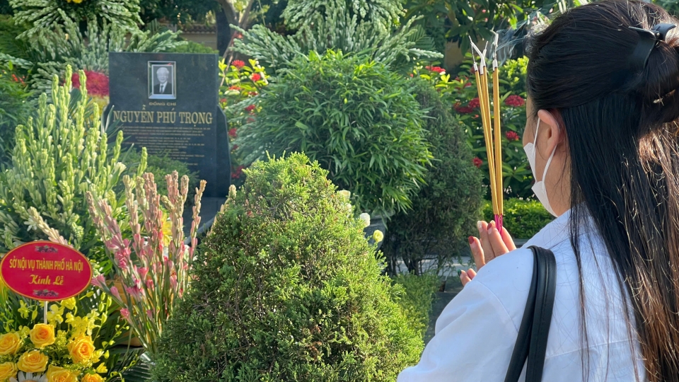 Người dân thắp hương tưởng nhớ cố Tổng Bí thư Nguyễn Phú Trọng trong ngày giỗ đầu
