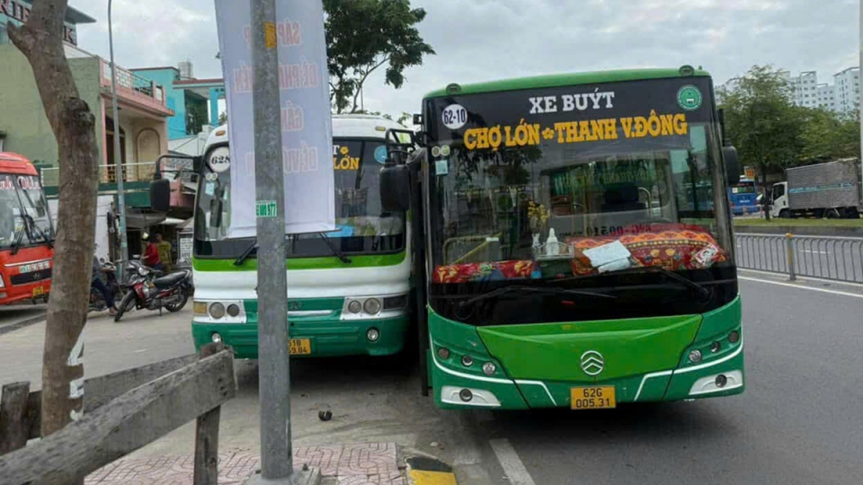 Tạm đình chỉ hai tài xế xe buýt rượt đuổi, va chạm nhau trên Quốc lộ 1