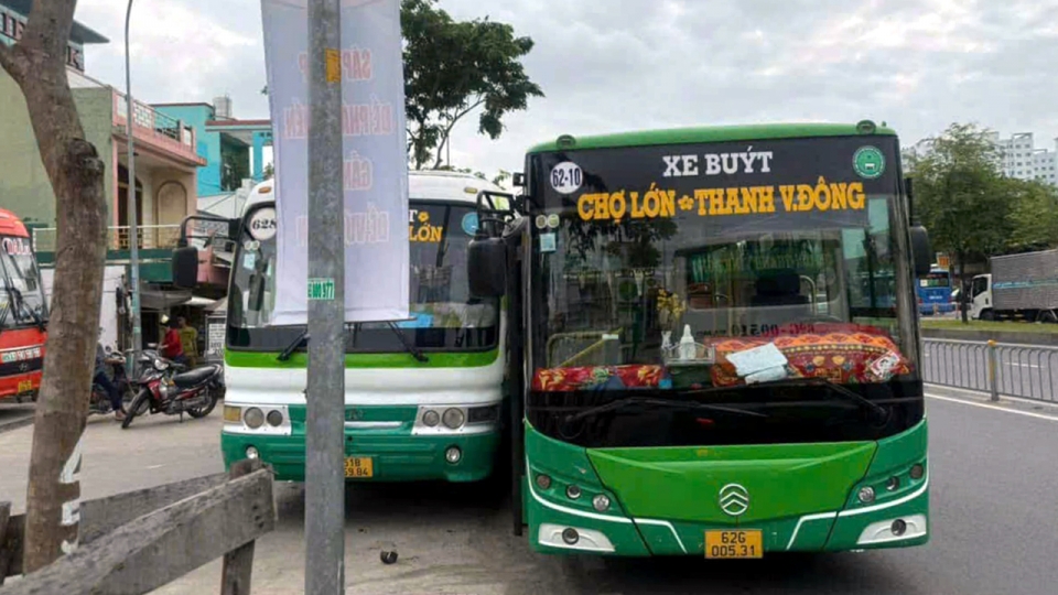 Xác minh clip 2 xe buýt rượt đuổi, ép nhau trên Quốc lộ 1