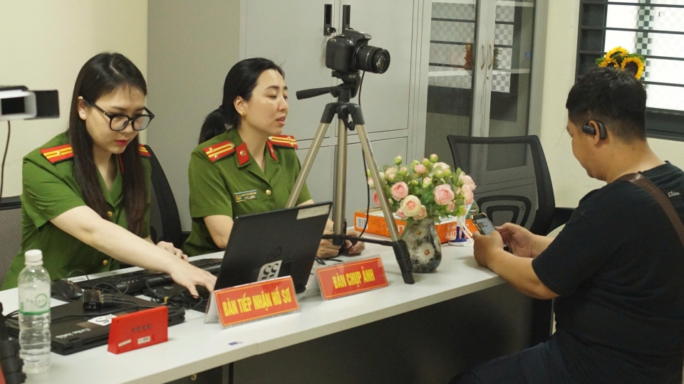 Ngày đầu chính quyền 2 cấp: Công an giải quyết thủ tục nhanh, người dân phấn khởi