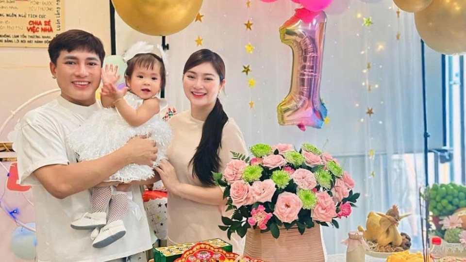 Sao Việt 5/7: Thanh Trúc - Châu Khải Phong mừng thôi nôi con gái