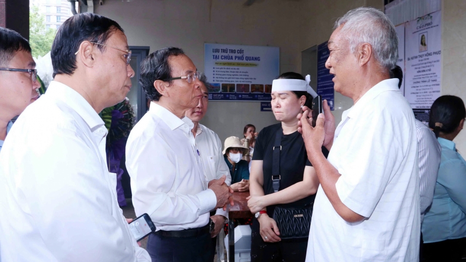 Ông Nguyễn Văn Nên viếng các nạn nhân vụ cháy cư xá Độc Lập