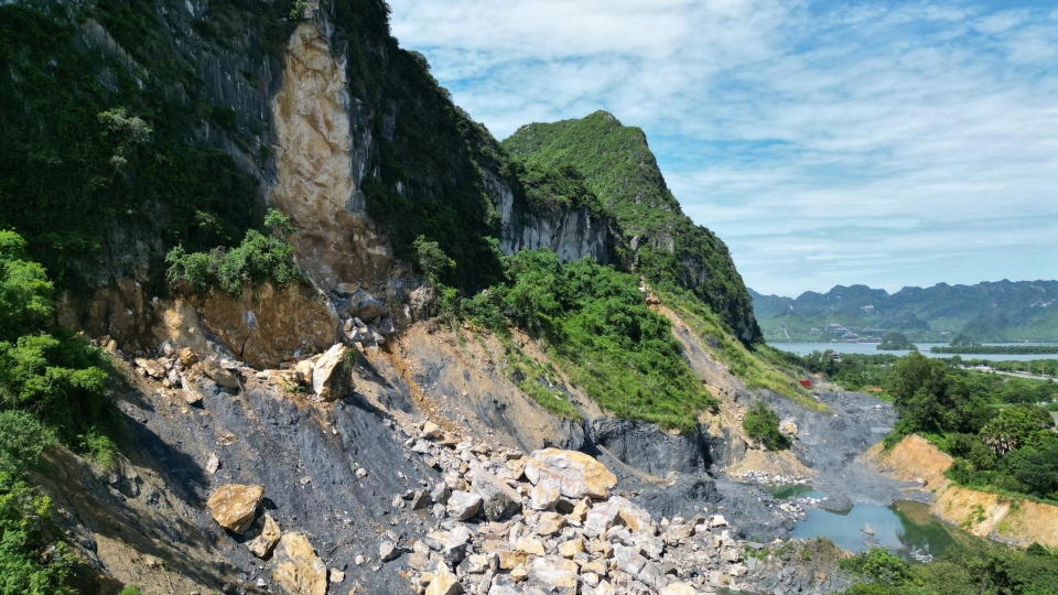 Đá lở như bom nổ khiến người dân ở Tam Chúc, Ninh Bình lo sợ