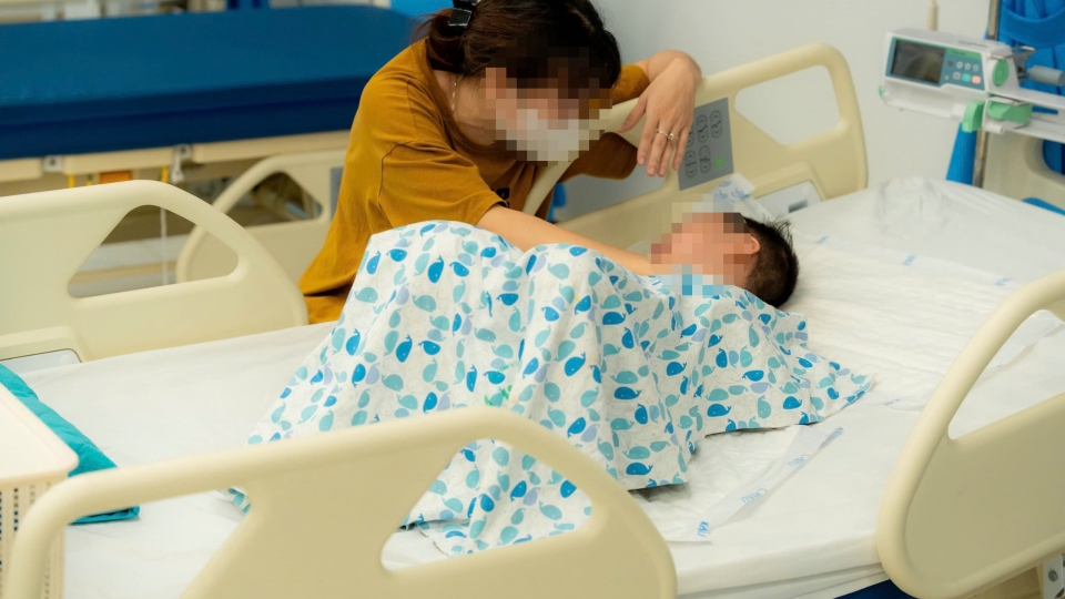 Sức khỏe 2 bé là anh em ruột trong vụ tai nạn liên hoàn ở Hà Nội ra sao?