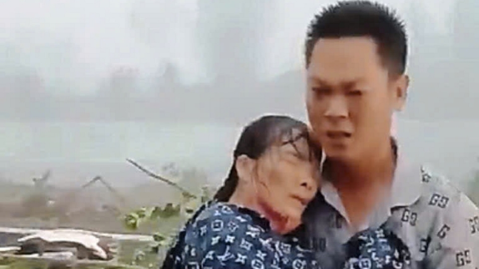 Tài xế Ninh Bình bế người gặp nạn đi cấp cứu giữa mưa giông