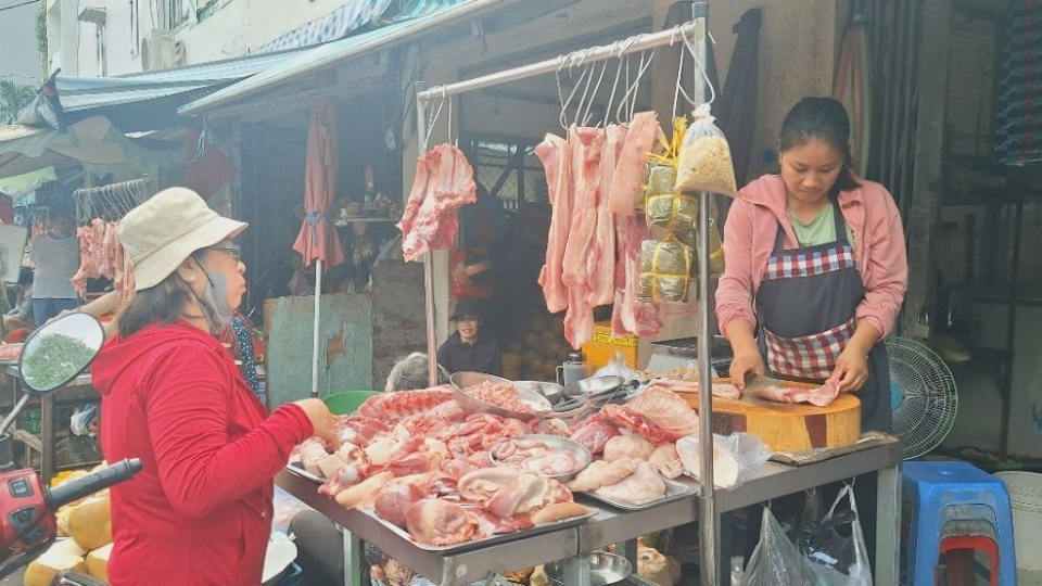  Sức mua thịt heo ở chợ truyền thống giảm (Ảnh Lệ Hằng).jpg