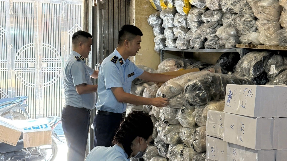 (Đội Quản lý thị trường số 2 kiểm kê hàng hóa vi phạm).jpg